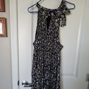 Sleeveless black pleated dress